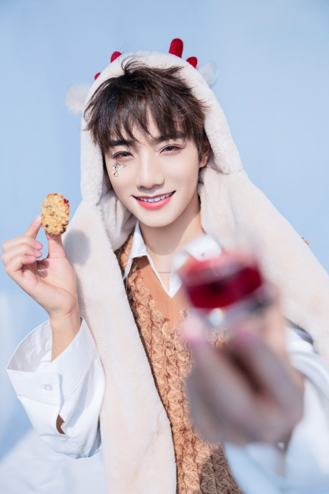 李振宁圣诞写真头戴麋鹿帽化身麋鹿深深太可爱了吧