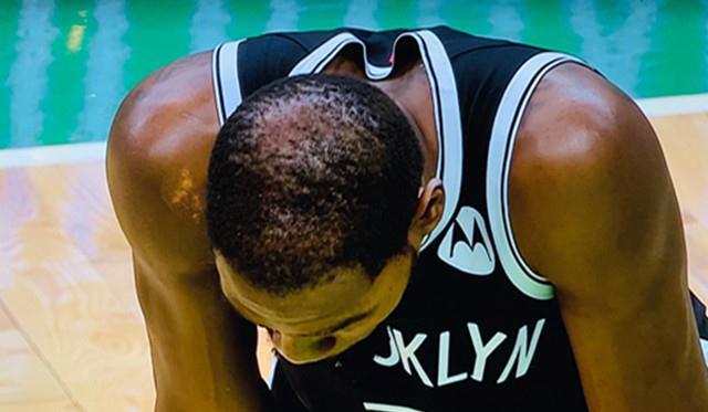 杜兰特拥抱库里 摸摸萌神发型:你的头发好多呀_腾讯新闻