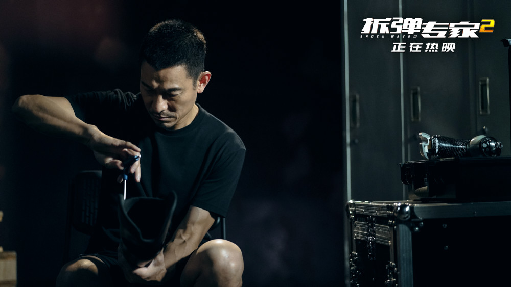 拆弹专家2票房破亿贺岁档口碑第一曝假肢揭秘特辑