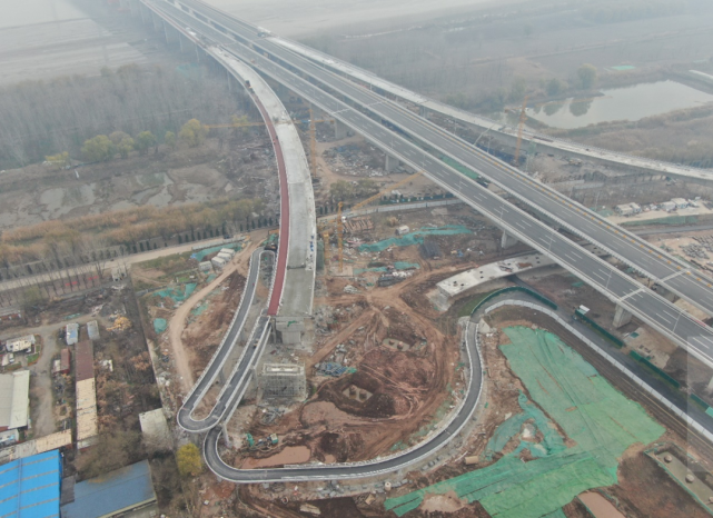 其中新化枢纽工程在西大堤附近与在建浦仪公路工程相交,主要施工内容