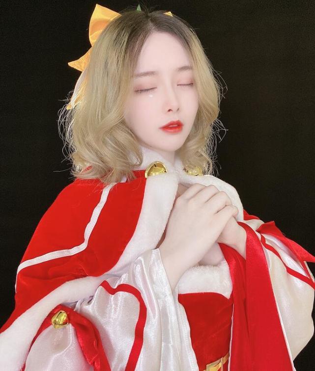 轩墨宝宝cos王者荣耀貂蝉圣诞皮肤视觉冲击极佳不愧是国服第一扳手