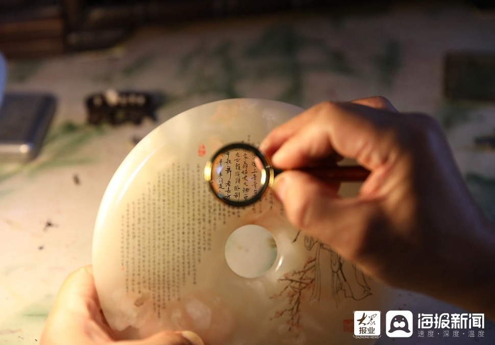 济南探访微雕创作者头发丝也能雕刻作品