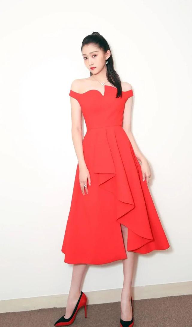 关晓彤全副武装现机场帽子眼镜口罩裸露着脚踝看着都不安全