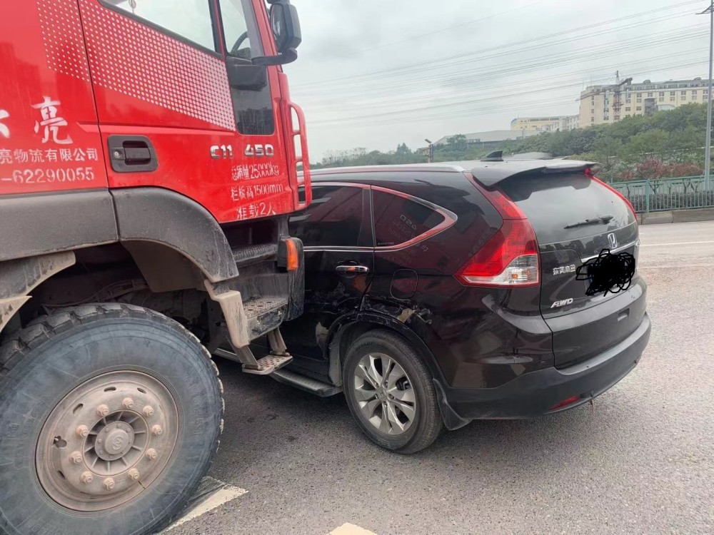 货车司机犯迷糊 路口强行变道"怼"坏越野车_腾讯新闻