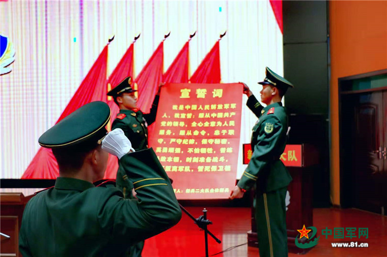 两个金灿灿的"一道拐"象征着新兵从地方青年向武警战士的转变.