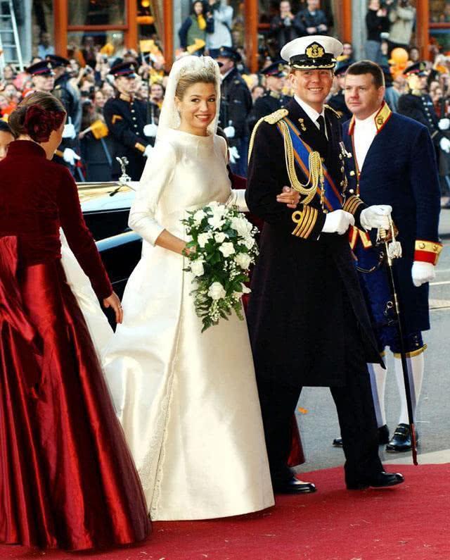 荷兰王室齐聚奥地利滑雪王后国王雪地秀恩爱3个公主美过妈妈