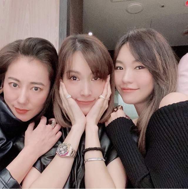 林志颖老婆戴劳力士金表彩虹圈撞关颖同款