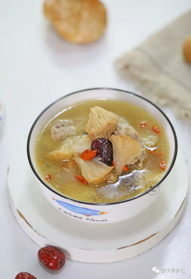 猴头菇不知道怎么吃教你猴头菇煲汤做法鲜香可口暖身又暖胃