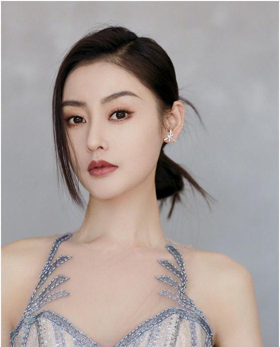 张天爱不愧是人间尤物,穿星空礼裙高冷美艳,挑眉眼神绝了!_腾讯新闻