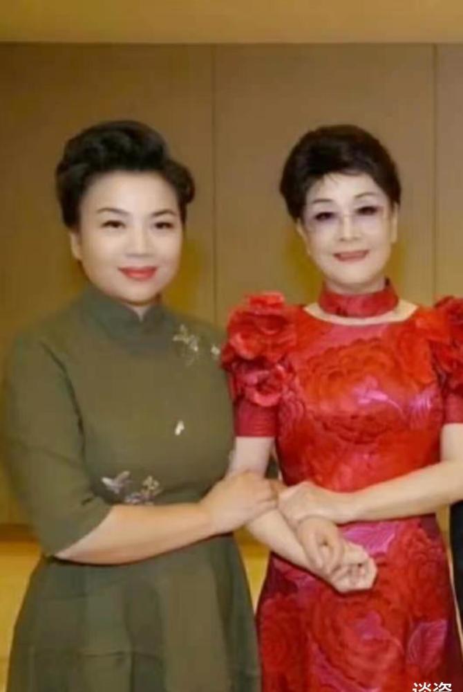 76岁李谷一近照状态好,和小24岁张也同框,体形差距太大