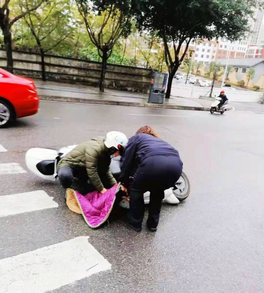 正能量興義街頭路遇市民騎車摔倒執法隊員及時幫助