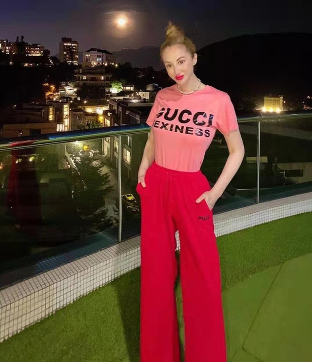 贵气57岁香港名媛薛芷伦晒三千尺新居所装潢奢华可媲美皇宫