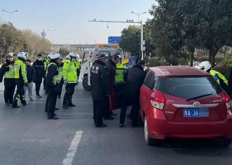 胆儿大！郑州2名男子冒充警察 当街“拦车罚款”