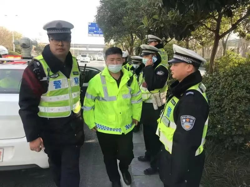 胆儿大！郑州2名男子冒充警察 当街“拦车罚款”