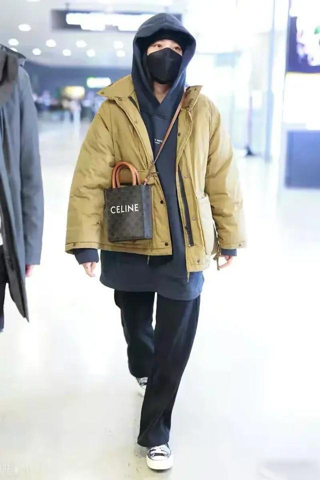 欧阳娜娜最新机场路透,土黄色羽绒服配卫衣包裹严实,看着就暖和