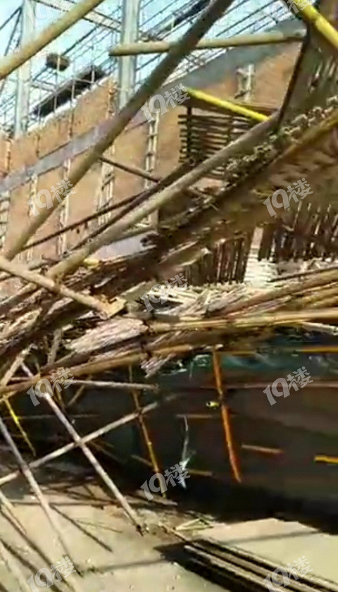 海宁盐仓一工地手脚架塌了现场紧急救援