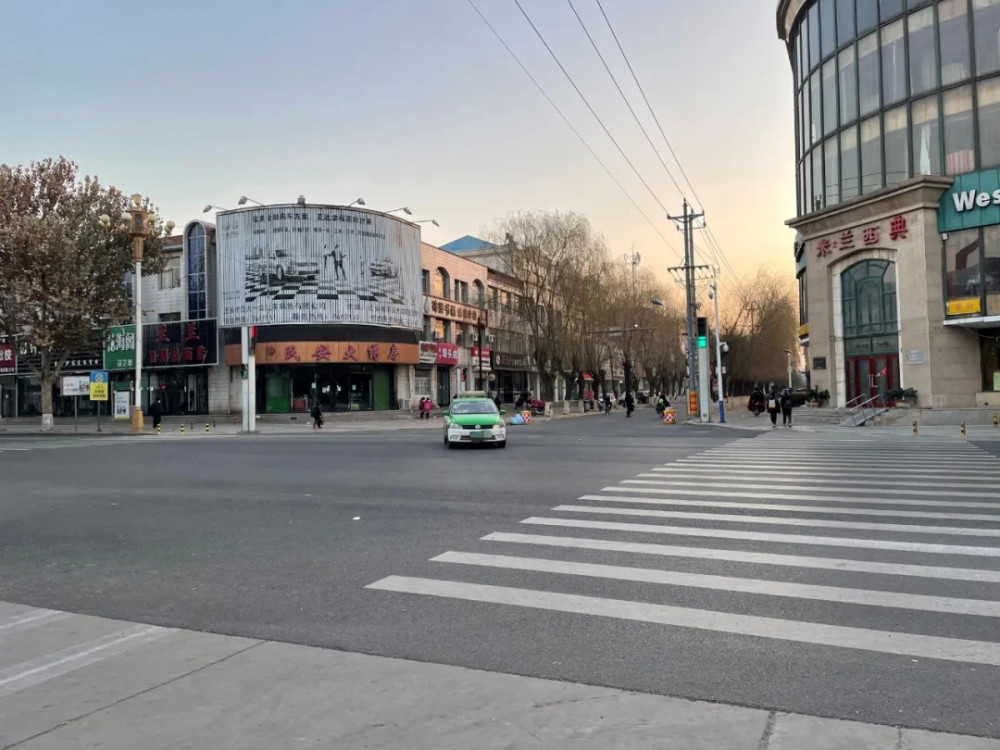 迁安市花园街东段整修完毕,现已恢复通车!