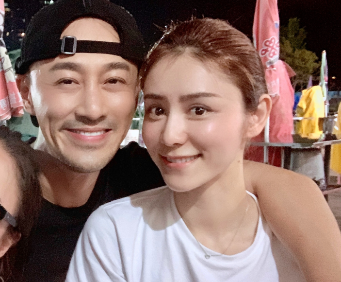 张馨月晒一家三口合照,林峯素颜出镜满屏慈父笑,真爱与否很明显_腾讯