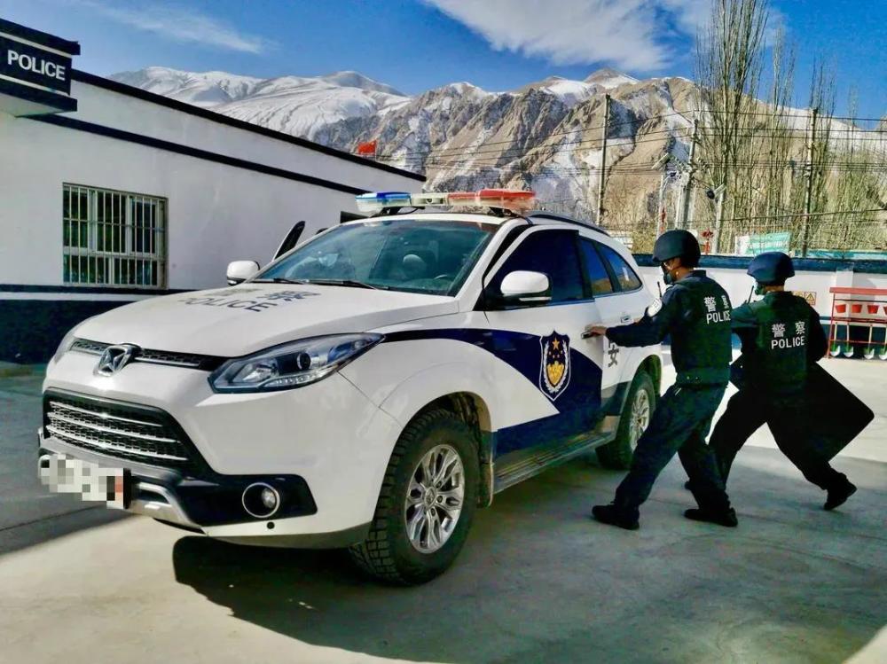 图为派出所民警出警(汪宇 摄)