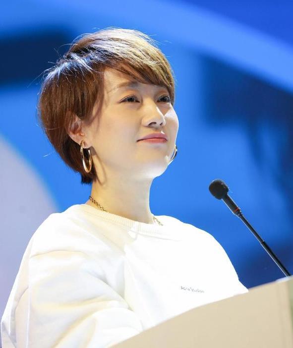 马伊琍在联合国演讲备受瞩目穿搭简约帅气知性气质征服众人