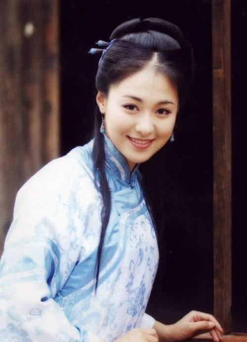 胡英看到李保田后,得知了李保田的单身状态后,开始发起了对李保田的