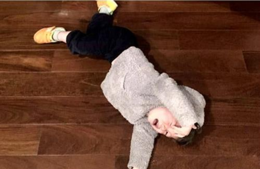 孩子撒泼打滚,爸妈远处观望,网友:90后和10后的pk大赛_腾讯新闻