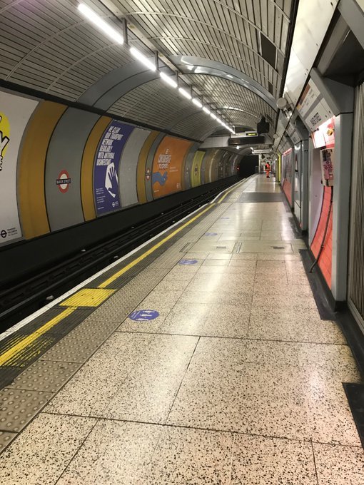 封城后伦敦cbd的贝克街地铁站,原本拥挤的站台只剩一名工作人员刘先生