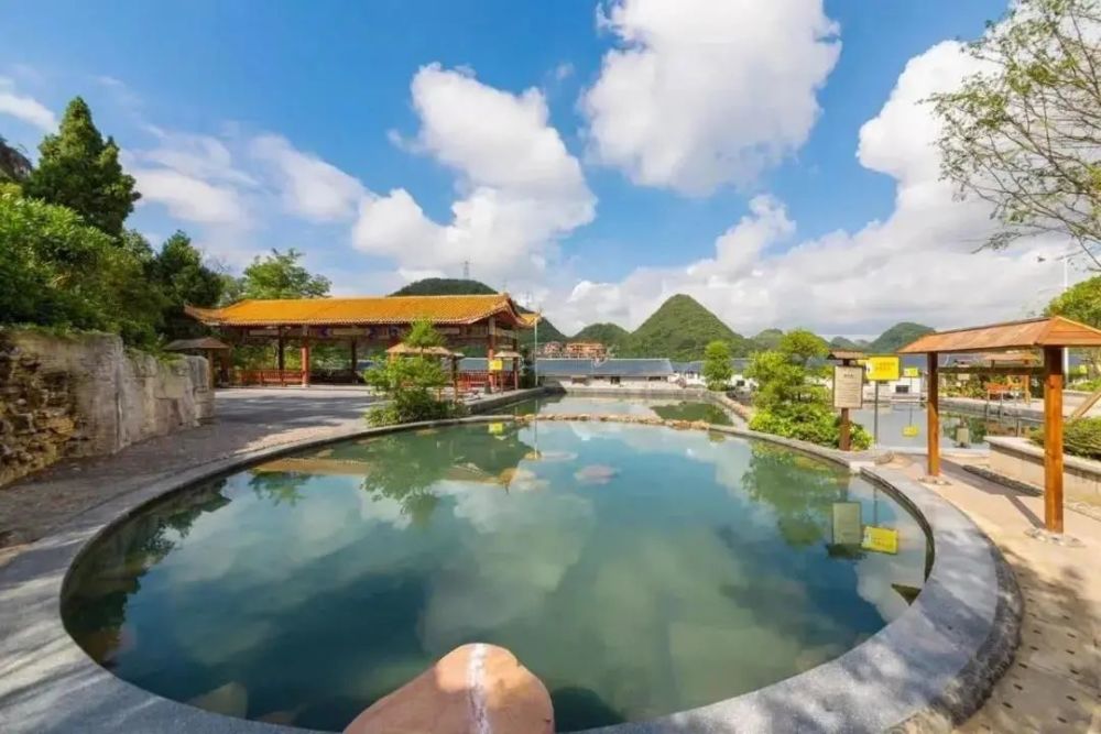 安顺的温泉有很多,有毗邻虹山湖畔的百灵温泉,有舒适的豪生温泉,有