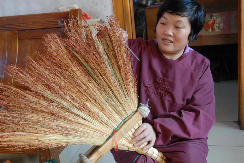 山东即墨:传统技艺小笤帚扫出致富路