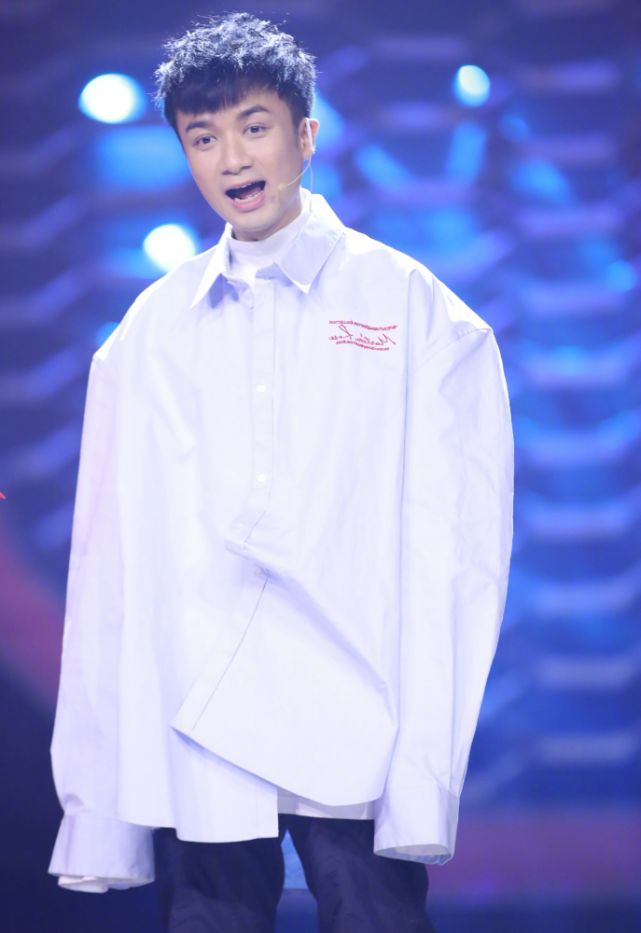 48岁古巨基平安夜晒娃,儿子完美继承爸爸好基因,笑起来萌化众人