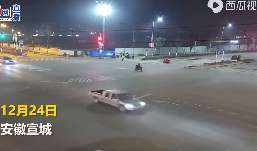 圣诞老人骑电车送礼物违章被查