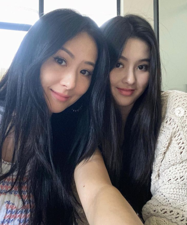 尤其是已经42岁的孙芸芸竟然丝毫看不出年龄感,皮肤状态大好,果然作为