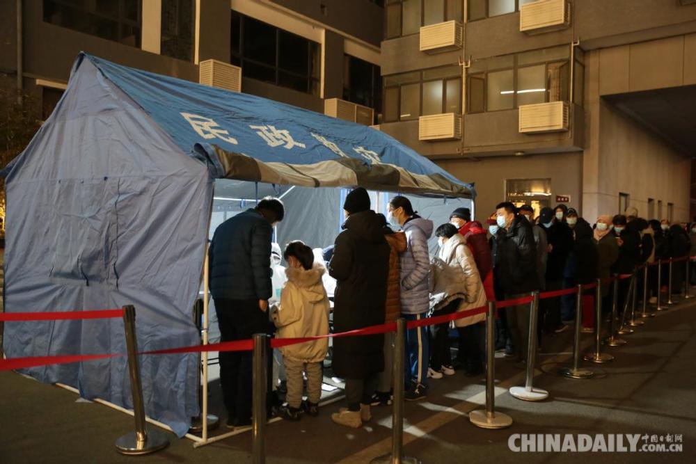 北京西城:居民连夜排队核酸检测采样_腾讯新闻