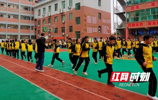 桂阳县东风中学:多彩课间助学子健康成长