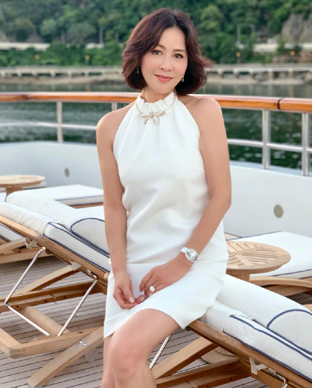 有种富态美叫刘嘉玲,凭"鱼鳞裙"秀身材,果真女人越老越敢穿