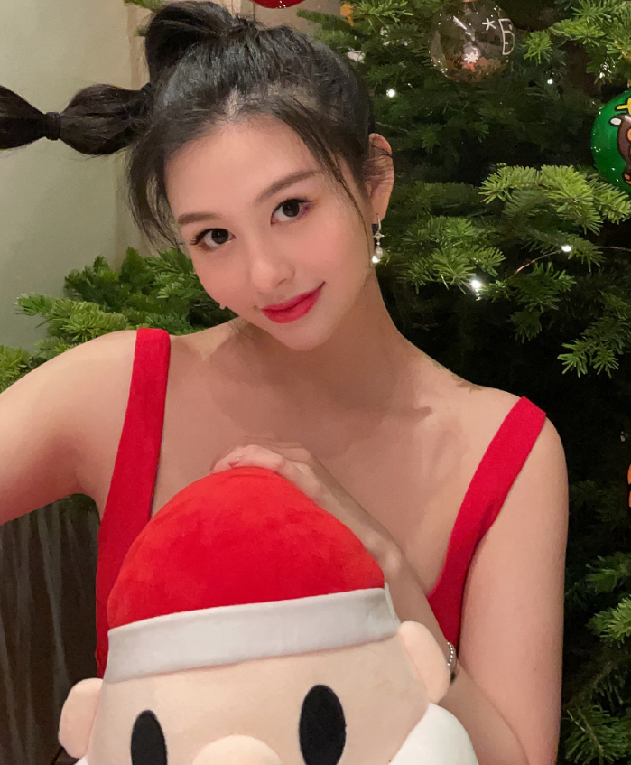 邱淑贞女儿晒照,穿吊带裙秀性感身姿,这才是"最美星二代"