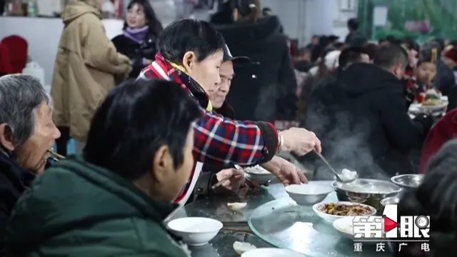 张成书说,第一个到这里来搭伙吃饭的人叫刘培书,那已经是十四年前的事