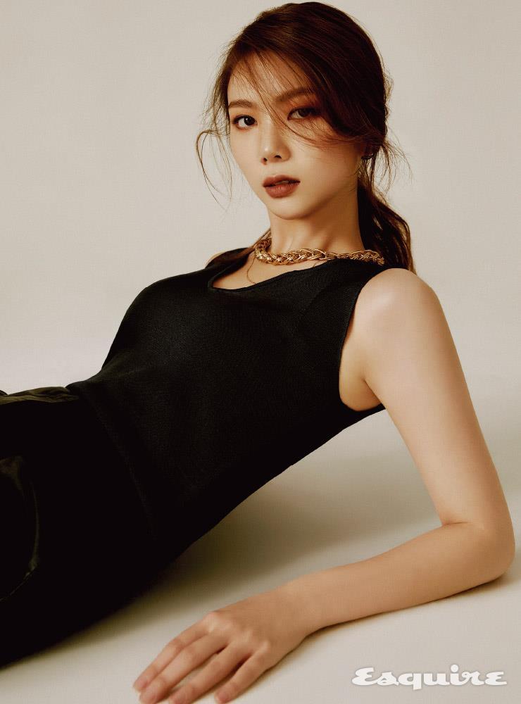 歌手兼演员李佳恩近日拍摄了杂志海报