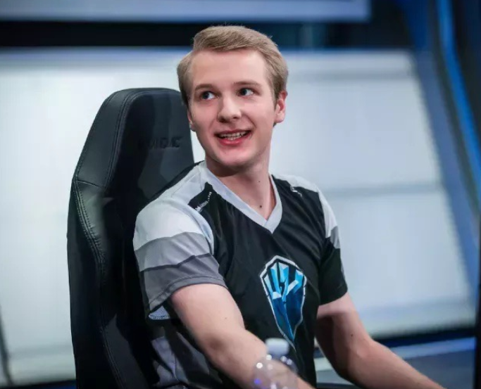 比如说打野jankos,要论整活能力其实jankos应该是g2战队中最好的一个.