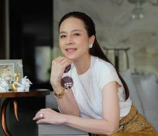 曾拒绝泰王的华裔女富商54岁近照冻龄有术钻戒比手指还粗