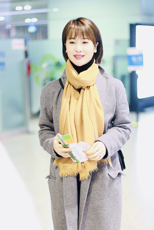 左小青打扮成小女孩梳乖巧短发配灰大衣一点看不出要奔五了