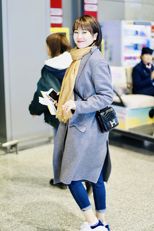 左小青打扮成小女孩梳乖巧短发配灰大衣一点看不出要奔五了