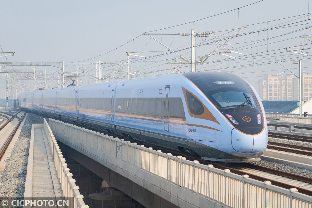 2020年12月24日,由cr300bf型复兴号动车组担当的c3887次列车从南京