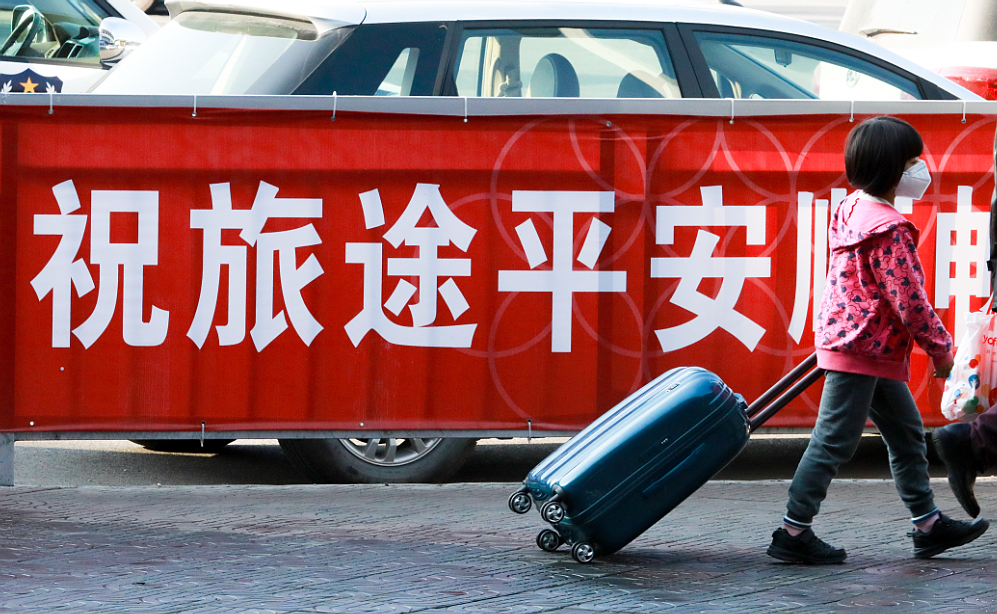 旅途平安2020年1月23日,虎门高铁站,一个小女孩拖着行李箱走出车站.