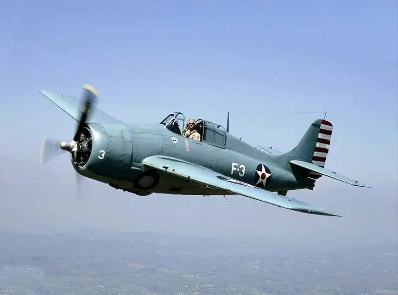 机体坚固的野猫时间到了1943年,随着美国战争机器步入正轨,各种新型的