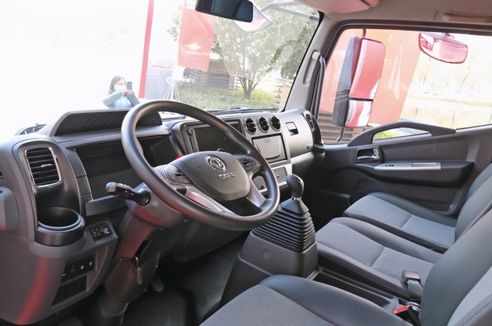 东风凯普特星云在内饰设计及配置上同样可圈可点,不同于以往轻卡纯粹