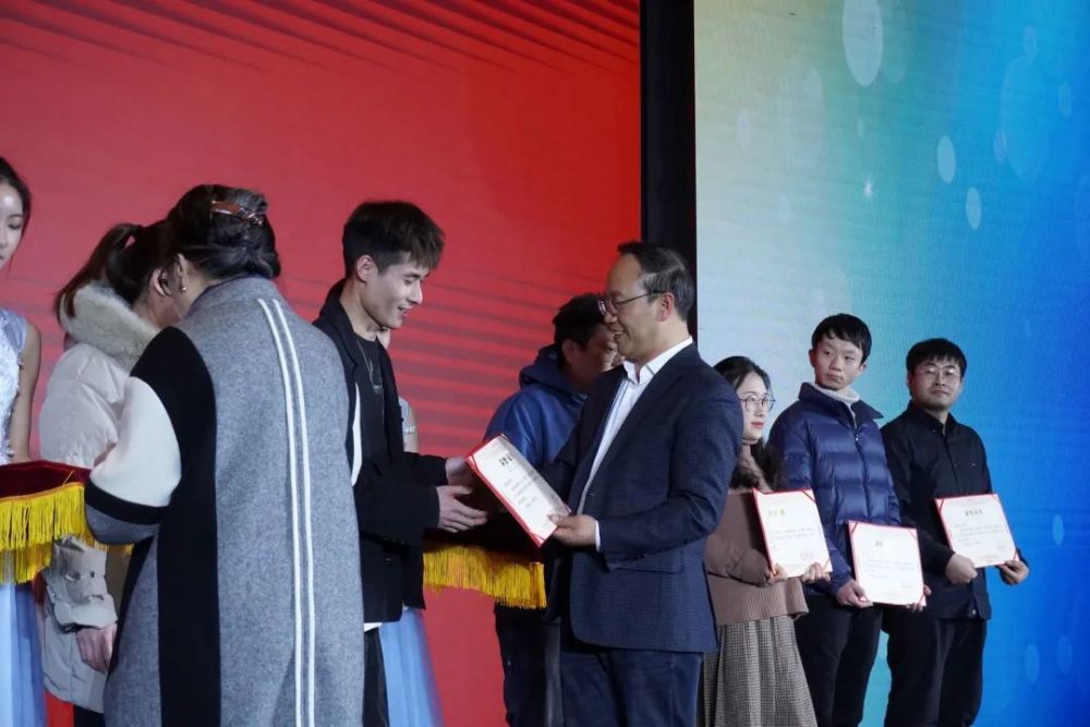 天下风云出我辈 直击年中国美术学院优秀学生表彰大会暨年度人物 学生 颁奖典礼 腾讯新闻