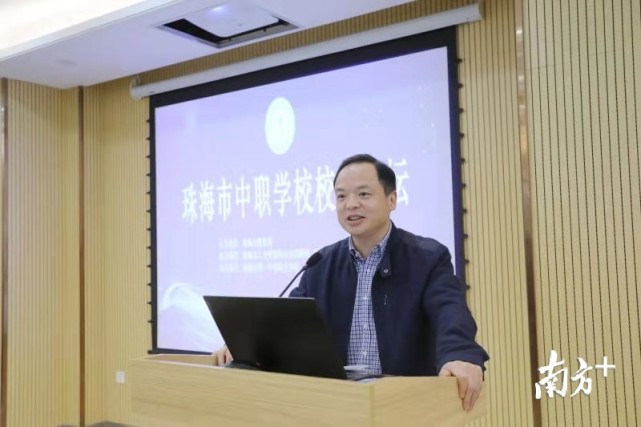 珠海市技师学院副校长曾国熊,珠海市卫生学校党委书记陈斌和珠海一职