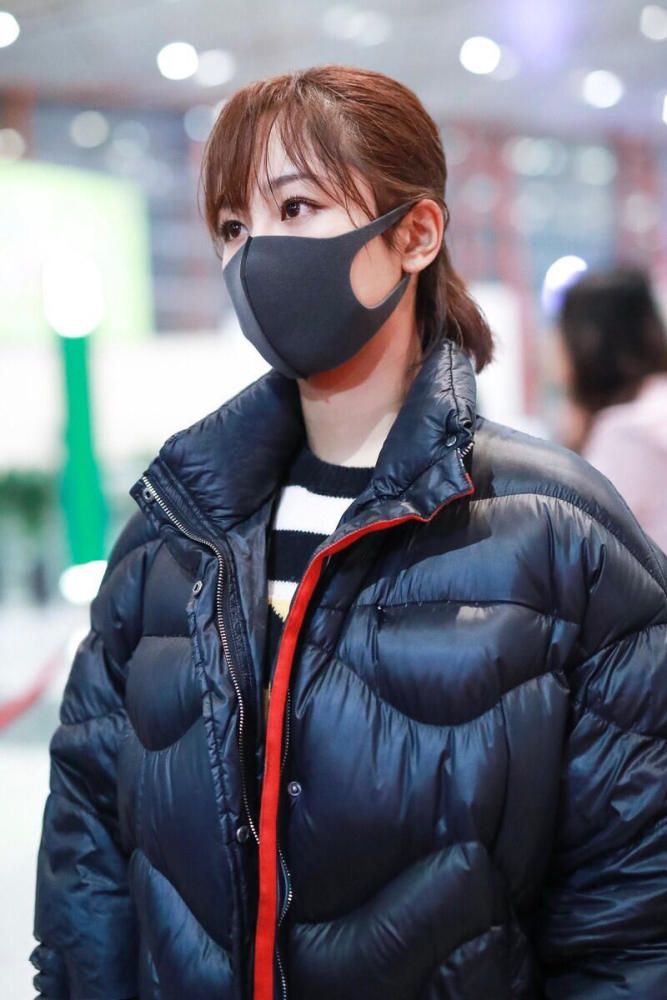 杨紫的冬季穿搭真"暖和",黑色长款羽绒服保暖舒适,时髦高级