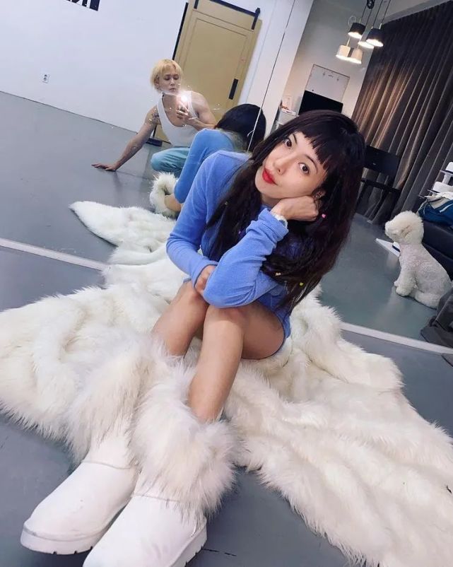 泫雅ins更新:有你陪伴的日子 刚刚好!